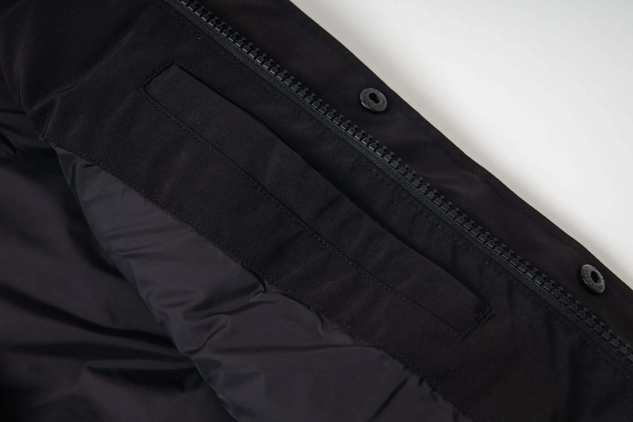 P360 Canada Goose/Canada Goose #Freestyle Crew 4154M Men’s and Women’s Vest Down# ➖ Imported Behringer embroidery machine with customized 10,000-needle embroidery logo! ➖ Imported 21-count polyester-cotton blended original fabric, using Feather-Light 10D waterproof coating fabric, made of 84.5% polyester fiber and 15.5% cotton, 100% the best feel in the entire network! ➖ The genuine official website uses the national standard 80 white duck down, and will never be misled by false claims such as 90 down or goose down! ➖ 100% nylon nylon lining with double double-layer sealing design to prevent velvet from running away. Top-grade polar fleece is used in the collar and pockets to keep warm and comfortable! ➖ Yoshida YKK provides original custom-made electroplated sliders. YKK two-way lockable zippers are tight and smooth and will not peel off paint! ➖ 3M composite original Velcro is durable, and all accessories and hardware are disassembled and customized! ⛔No slander, no exaggeration, no need for too much copywriting, because it is focused, it is professional!  SIZE: XS S M L XL XXL